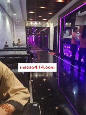 澳門豪門桑拿餐廳自助餐環境實拍，提供免費餐飲與休息區
